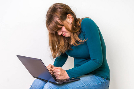妇女坐在笔记本电脑上时背部疼痛姿势不好和图片