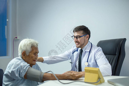 医生在诊所或医疗单位对老年人图片