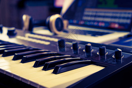 音乐工作室制作集中的合成器键盘图片