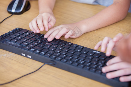 儿童在电脑上玩游戏的计算机键盘图片