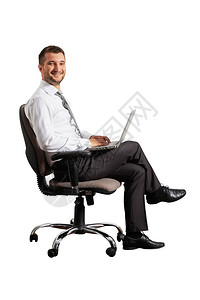 满意的商人膝上型电脑坐在办公椅上白图片