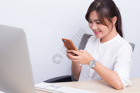 懒女人在办公室玩智能手机图片