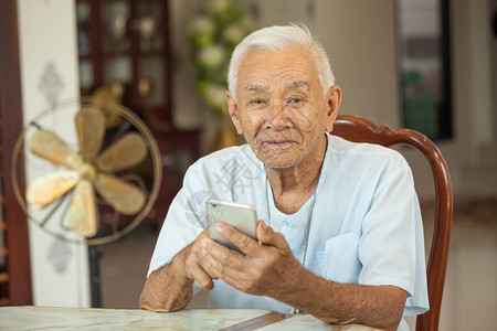 快乐的亚洲老人在家图片