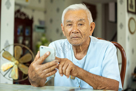 快乐的亚洲老人在家图片