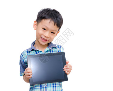 小亚洲男孩微笑着白底带平背景图片