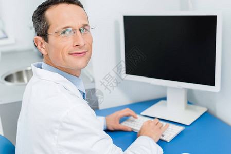 现代诊所用电脑工作的戴眼背景图片