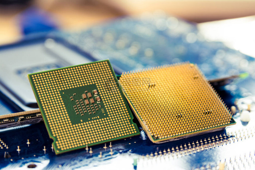计算机cpu或主板上的中央处理器单元芯片具有计算机处理器CPU概念和蓝色电路板纹图片