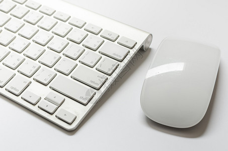 白色键盘和鼠标的一部分图片