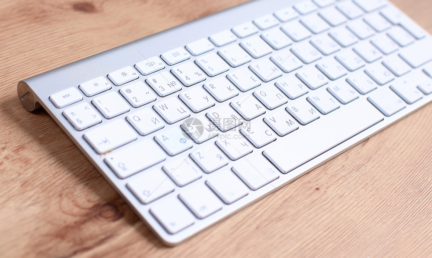 桌上的现代铝制电脑键盘图片