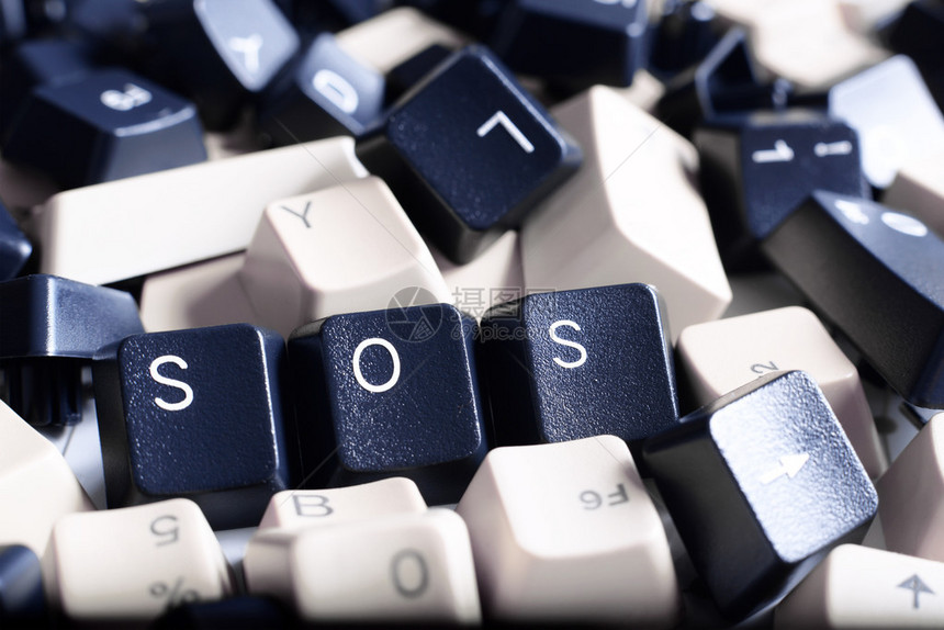 SOSIT帮助关闭一堆黑白电脑键盘中的三个键盘三个可见键有图片