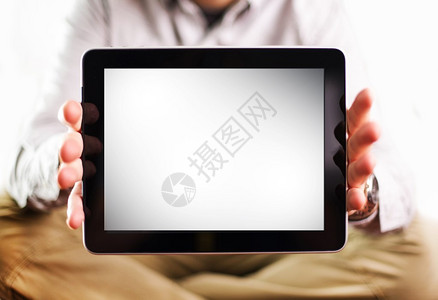 显示片剂屏幕空白的色显示的人年轻男与优雅的平板电脑计算机图片