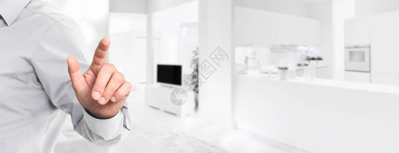智能家居自动化控制概念手触屏在厨房和客厅背景网页横幅和图片