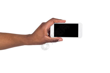 黑手在孤立的白色背景上持有手机在屏图片