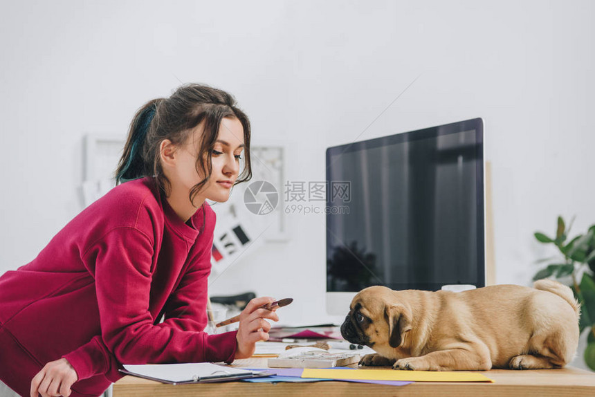 有吸引力的年轻女孩在家庭办公室做插图时图片