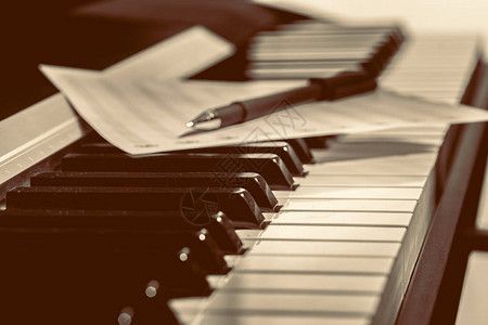 钢琴键上的音符图片