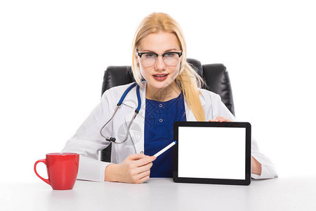 年轻女医生手持数字平板电脑空白屏幕图片