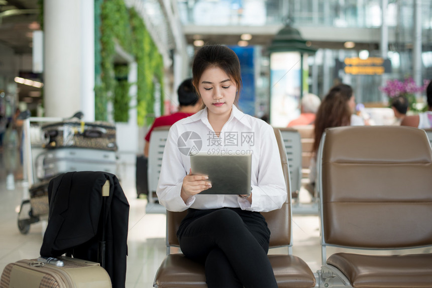 商务旅行概念亚洲年轻女商人在机场图片