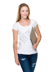 白色背景上带笔记本电脑的年轻女子图片
