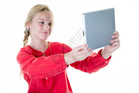 年轻的金发女孩用平板电脑自拍图片
