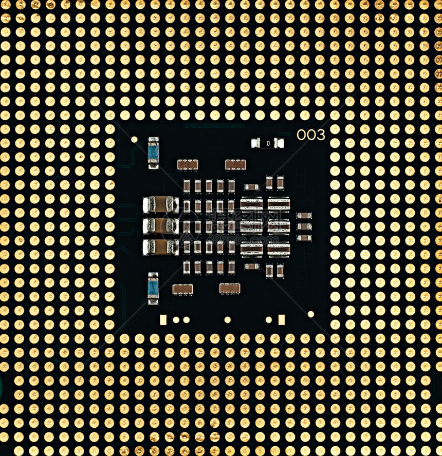 白色背景的计算机处理器是带有微电路的孤立图片