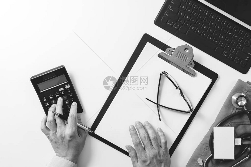 医疗费用和费用概念的顶视图智能医生的手在现代医院使用计算器计算医疗费图片