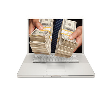 人通过笔记本电脑屏幕手持钱堆孤立图片