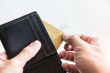 使用没有现金概念的钱包中的信用卡付款从口袋图片