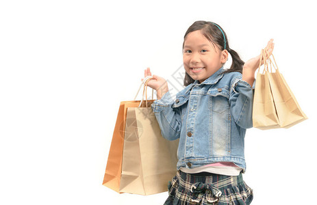 在白色背景购物概念上被孤立的持有纸袋的奇异购物女孩肖像图片