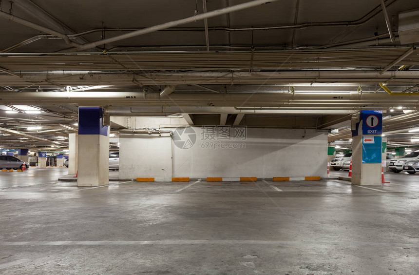 公寓或超市内空荡的地下停车场图片