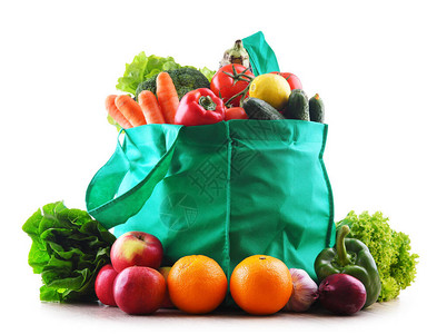 白色背景的蔬菜和水果购物袋含图片