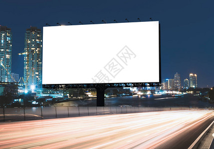 北上广城市户外广告的空白模板或黄昏时分在高速公路上的空白广告牌屏幕上有剪切路径可用于贸易展览广设计图片