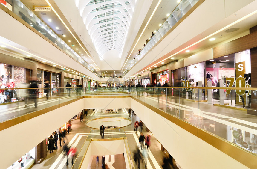 现代购物中心的全景图片