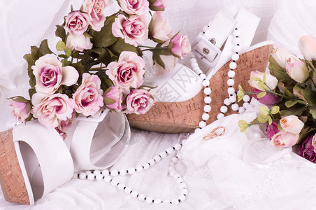白色背景的鲜花鞋子和结婚图片