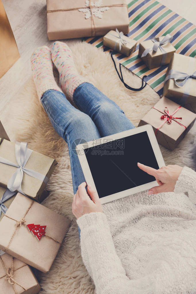 圣诞节网上购物以上视图女买家在平板电脑屏幕上下订单面目全非的女人买礼物准备圣诞前夜图片