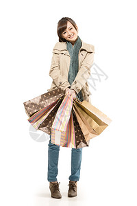 亚洲购物妇女拿着包全长的肖像画孤图片