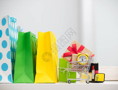 购物袋包装套装礼品和小购物车图片