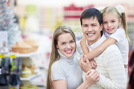 店里一家人幸福的画像图片