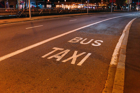 白标志公共汽车和Tagi标记的沥青公路图片