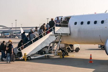 乘客在机场进入飞机图片