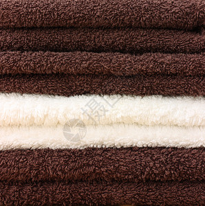 一堆干净的毛巾棕色和奶油色图片