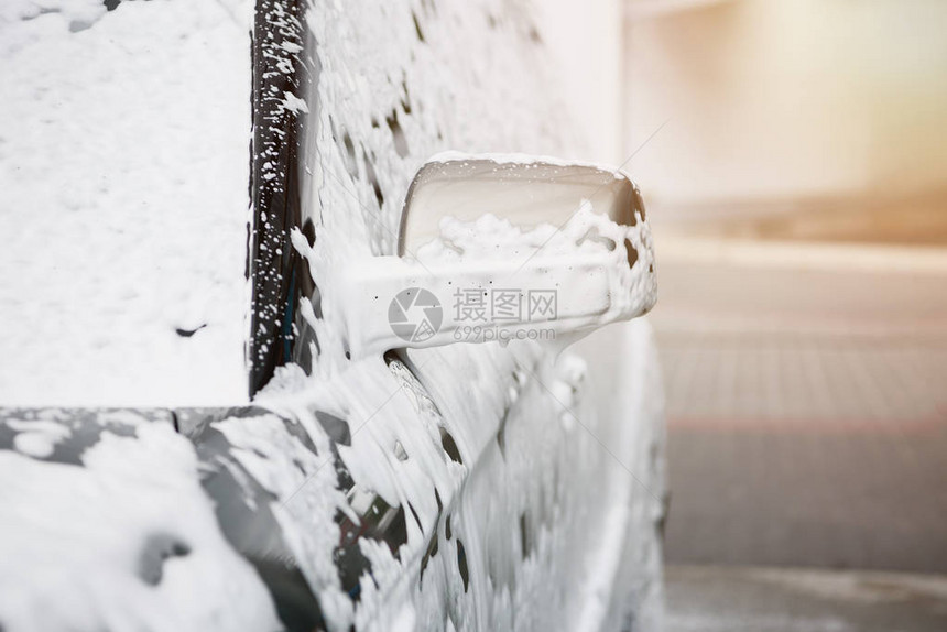 洗车时白色清洁泡沫中汽图片