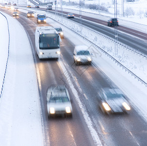 冬天汽车模糊的高速公路图片