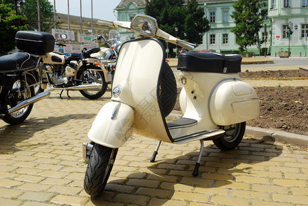 老式白色踏板摩托车背景图片