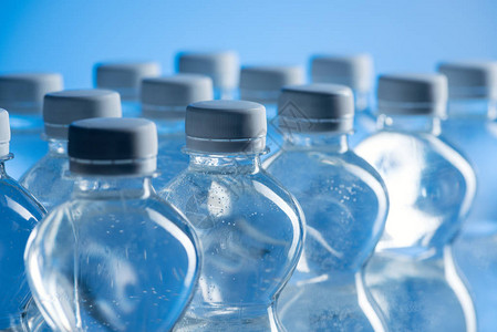 蓝色隔离的塑料水瓶有选背景图片
