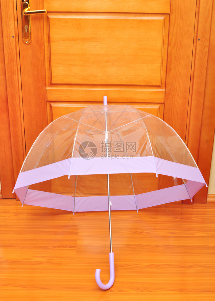 打开透明伞在家门口晾干图片