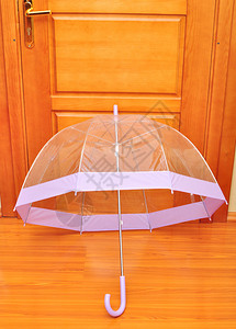 打开透明伞在家门口晾干背景图片