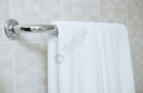 在浴室的栏杆上晾干毛巾背景图片