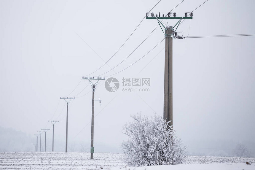 电塔高压电线冬天被冰雪覆盖图片