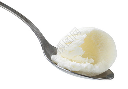 金属勺子上的白色冰淇淋图片