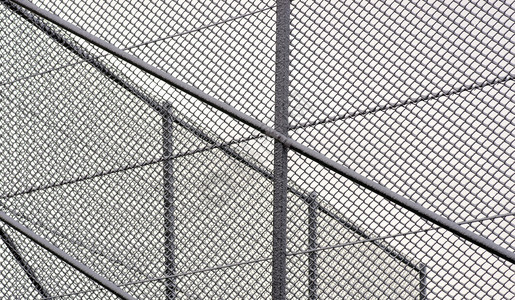 足球场一角有雪的链环围栏背景图片